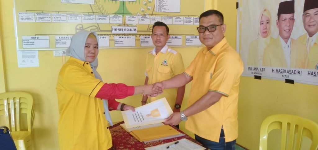Srikandi Yuliana Kembalikan Formulir Pendaftaran Balon Wabup di DPD Golkar Muratara