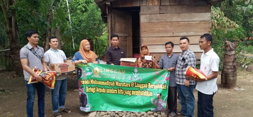 Pemuda Muhammadiyah Muratara Dan Linggau Bersedekah Beri Bantuan Untuk Nenek Rusiah