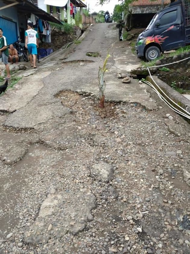 Jalan Rusak Belum Diperbaiki, Warga Minta Pejabat Pemerintahan Perbaiki Jalan Rusak