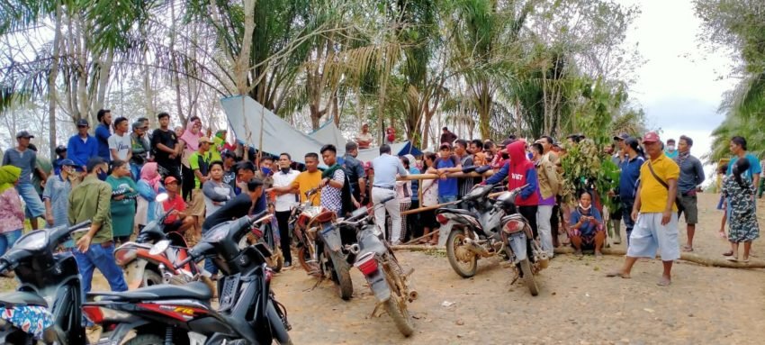 Diduga PT. SNS Tidak Tepati Janji, Ratusan Karyawan Melakukan Aksi Demo Portal Jalan Masuk Perusahaan