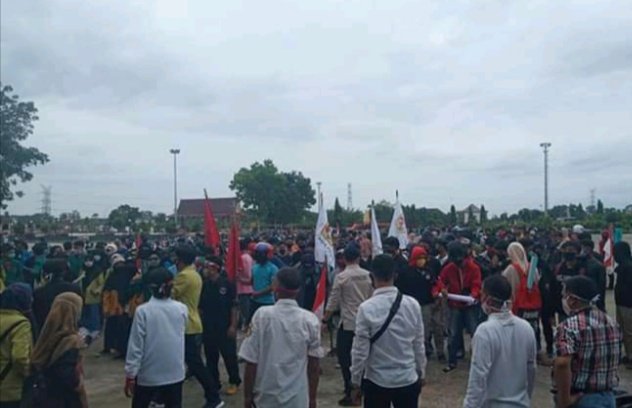 Ratusan Massa Gelar Aksi Di Depan Gedung DPRD Mura