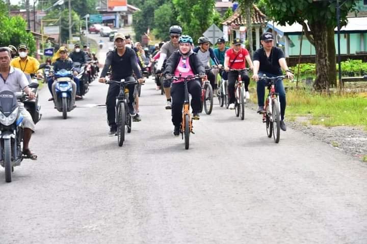 Dengan Menggunakan Sepeda, Bupati dan Wabup Mura Tinjau Pembangunan Jalan Kec Megang Sakti