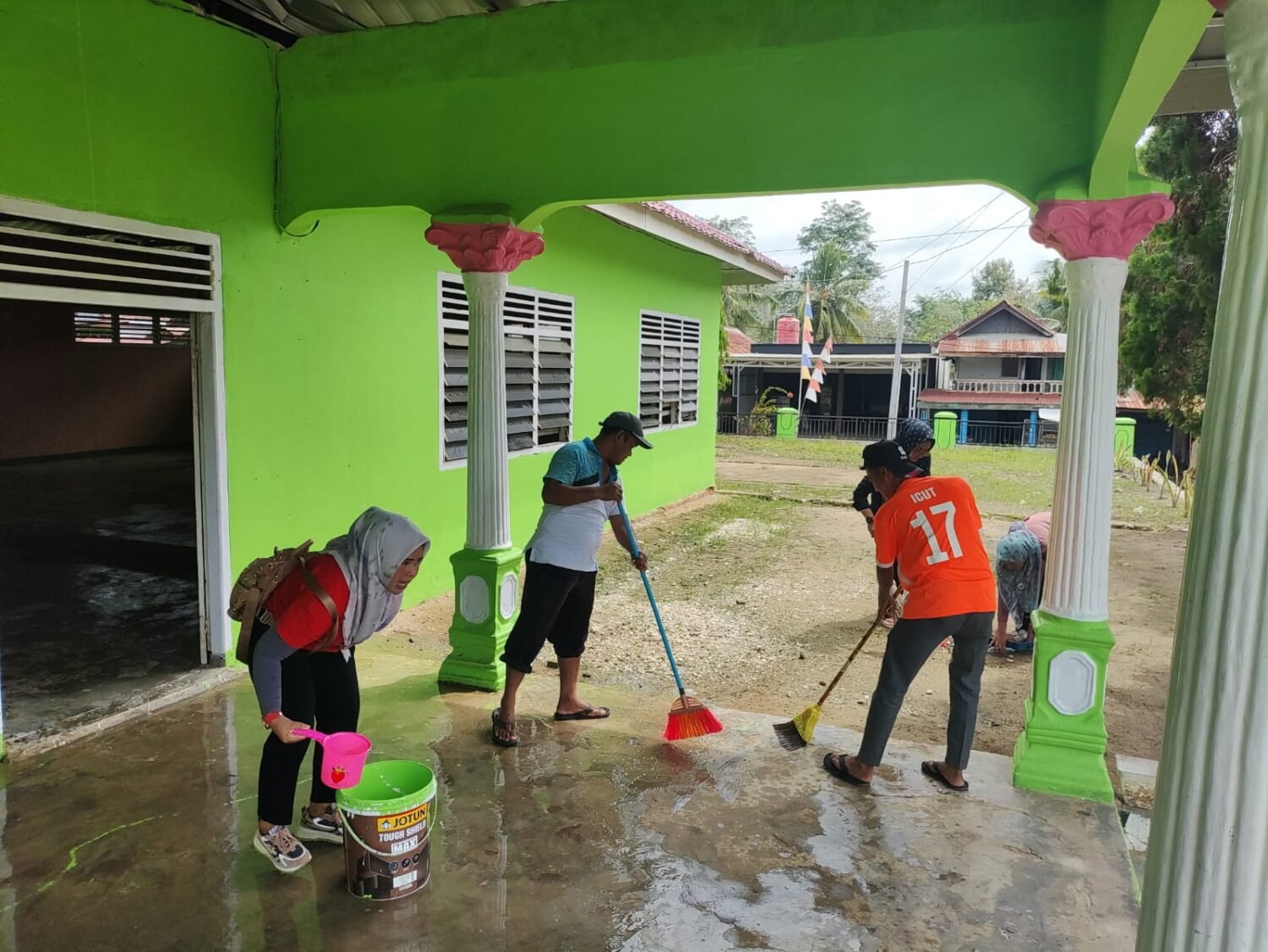 Jaga Kebersihan Lingkungan Kantor Desa, Pemdes Bumi Makmur Gelar Aksi Gotong Royong