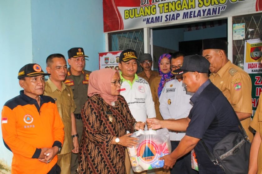 Wakil Bupati Hj Suwarti Serahkan Bantuan Korban Banjir Di BTS Ulu Cecar