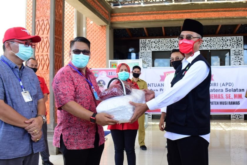 Ketua DPD PDI Perjuangan Sumsel Sumbangkan APD dan Masker ke Pemkab Mura