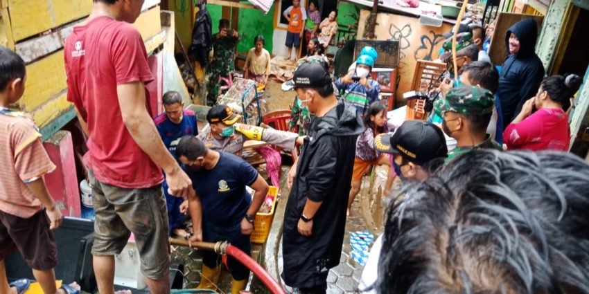 Walikota Bersama Kapolres Turut Membantu Mengevakuasi Rumah Warga Kebanjiran