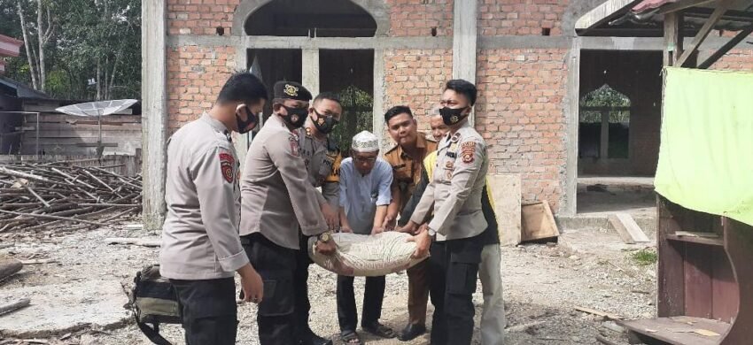 Kapolres Muratara Berikan Bantuan 40 Sak Semen Bagunan di Masjid Desa Batu Gaja Baru.