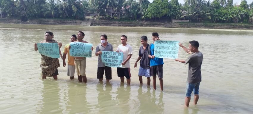 Warga Demo Di Bantaran Sungai, Minta APH Menindak Penambang Emas Ilegal