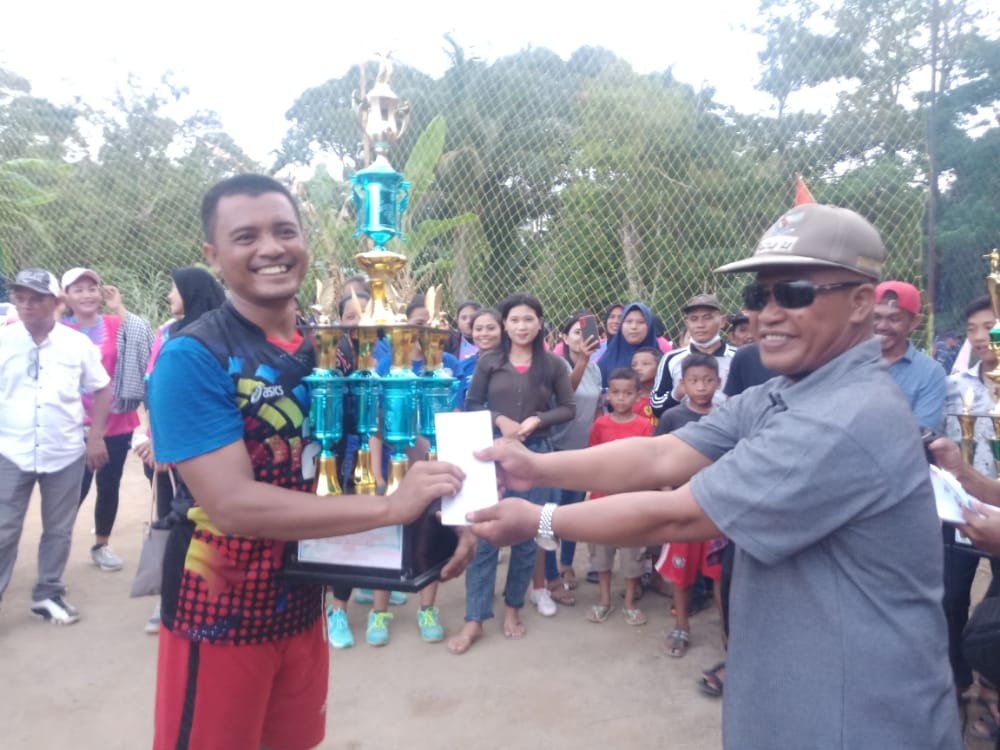 Camat Nibung Serahkan Piala Bergilir Lomba Voly Ball Tingkat Kecamatan