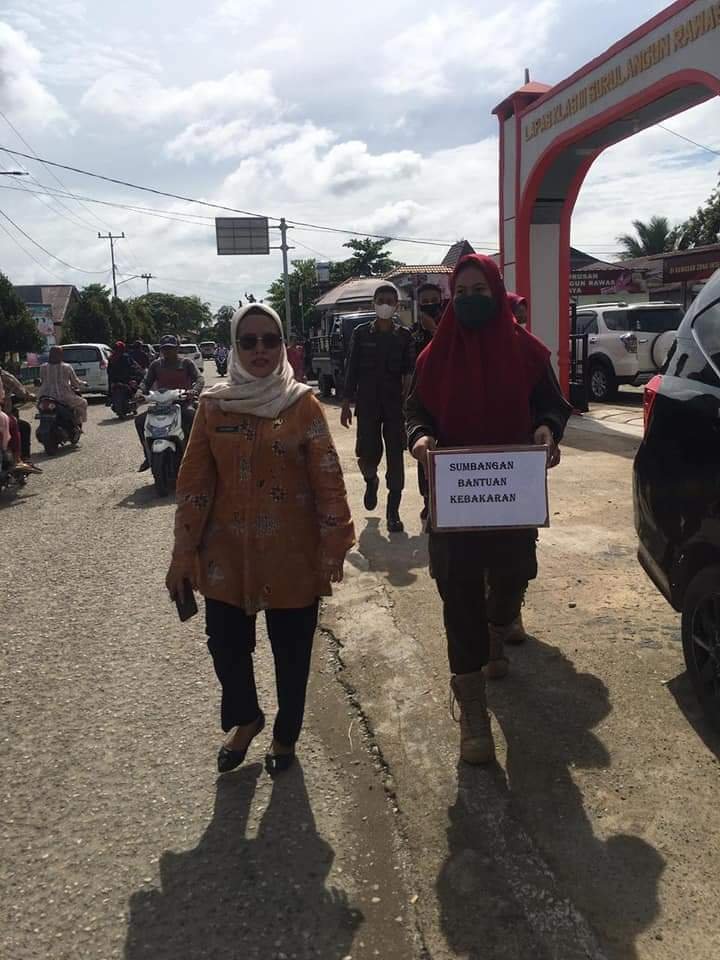 Musibah Kebakaran, Istri Sekcam Rawas Ulu Rela Keliling Pasar Kumpulkan Dana Batuan