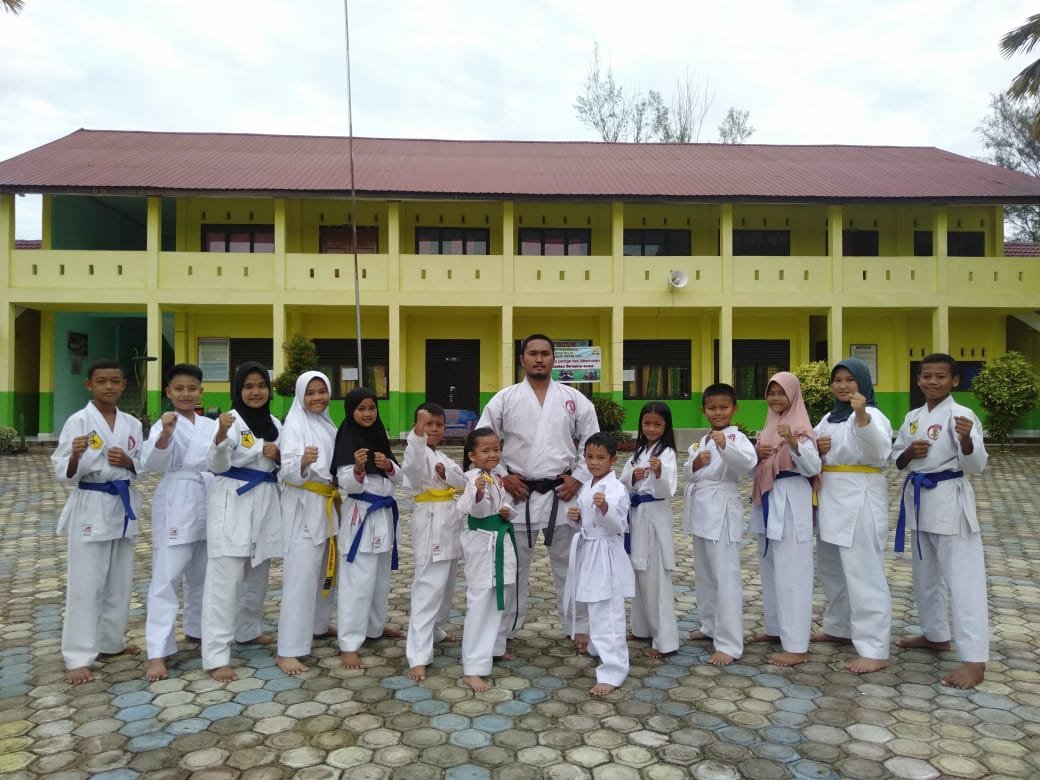 14 Atlit Karate Muratara Tingkat SMP Ikuti Kejuaraan Di Padang Pariaman