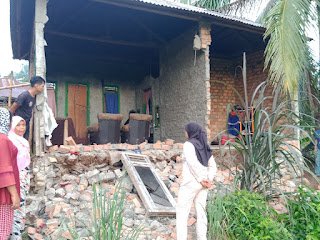 Babinsa dan Perangkat Desa Air GadingTinjau Rumah Ambruk Korban Banjir
