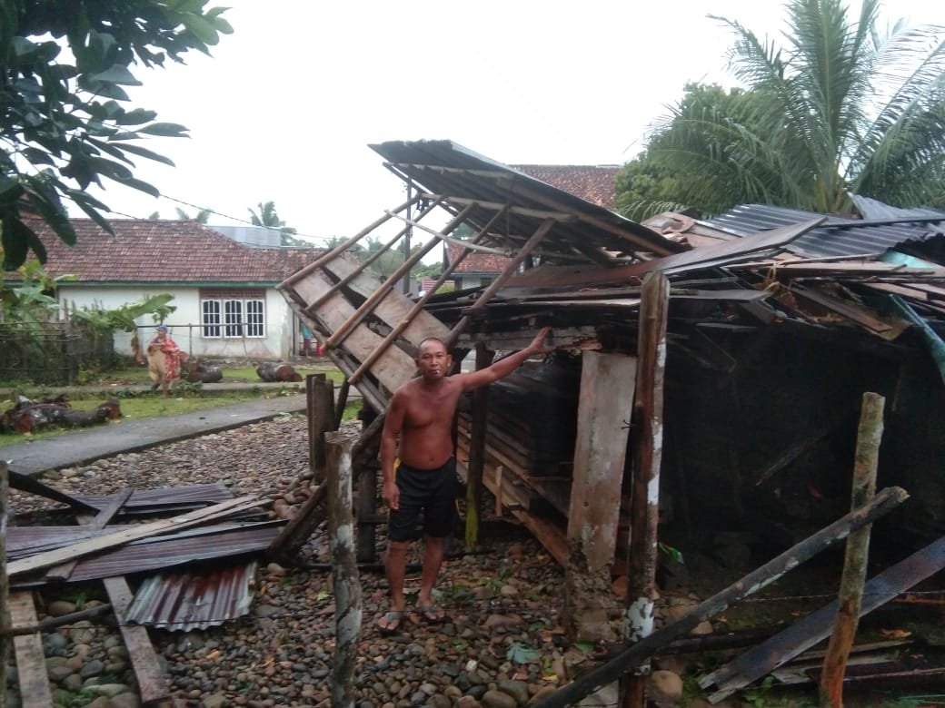 Puluhan Rumah Warga DesaTeladas di Terjang Angin Puting Beliung