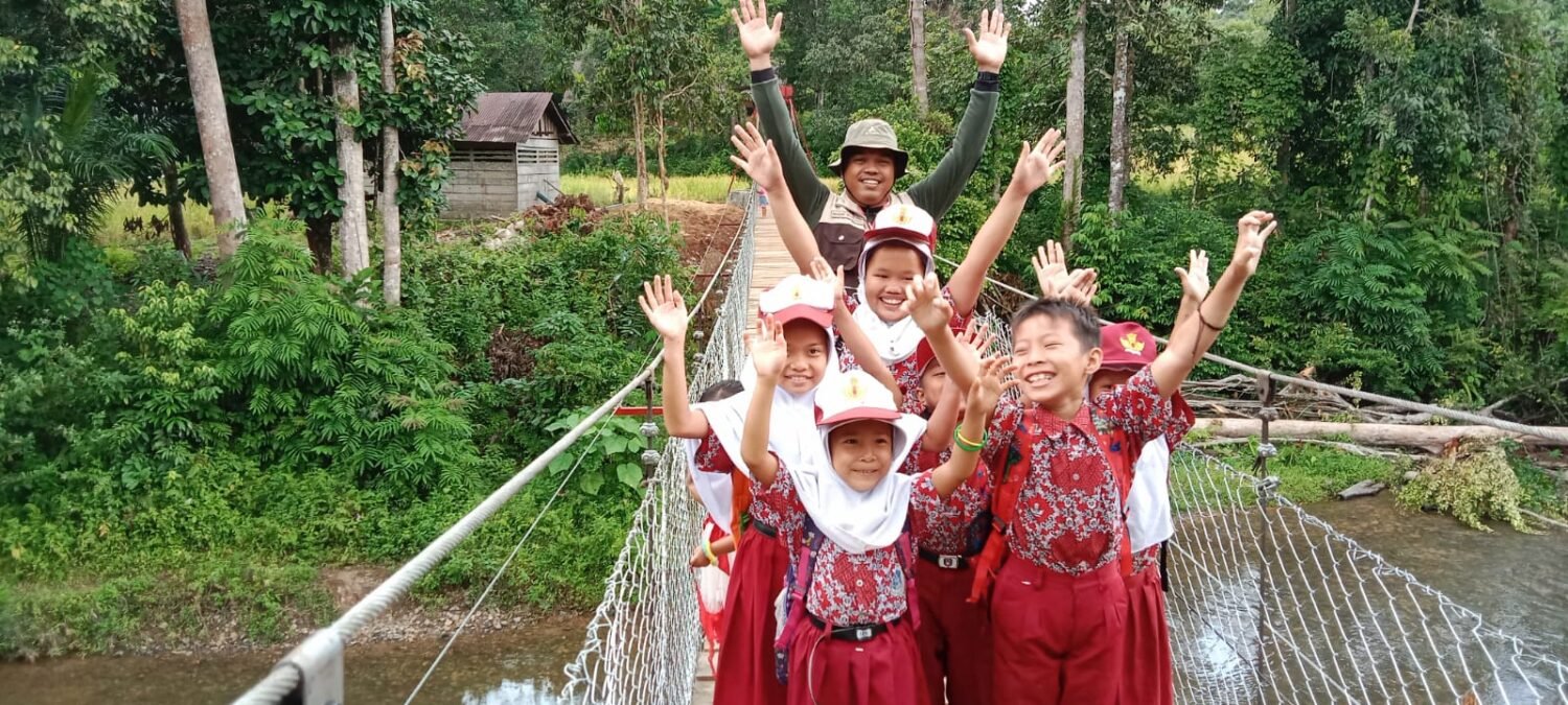 Yayasan Sahabat Pedalaman NGO Dari Bandung Bangun Jembatan Sungai Cinau di Muara Kulam