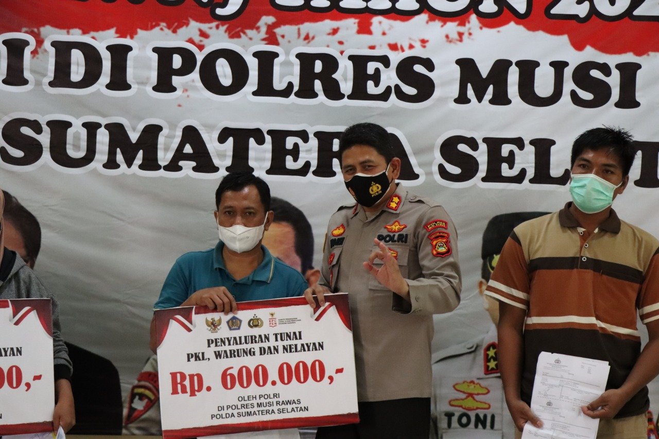 Polres Musirawas, Salur Bantuan Tunai Untuk Pedagang Dan Nelayan