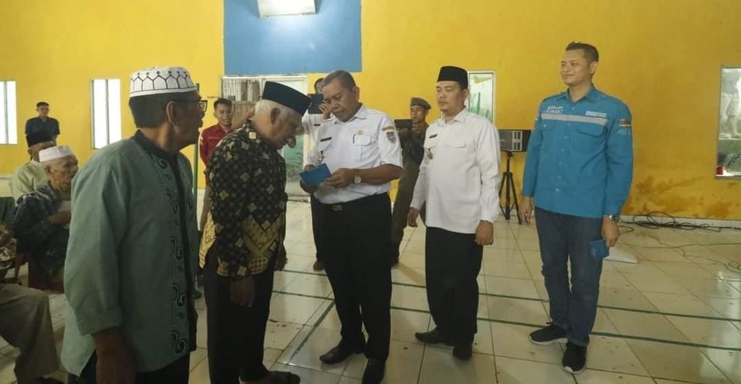 Asisten Administrasi dan Umum Menyerahkan Bantuan Pemerintah Daerah Untuk Lansia Di Kecamatan Ulu Rawas