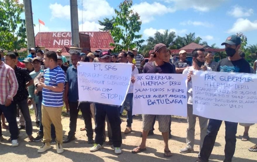 Aksi Demo GMPN Protes Aktifitas Kendaraan Tambang PT.SRG Rusak Jalan Poros