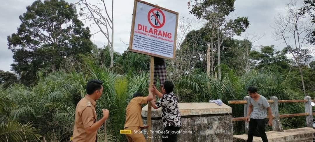 Kades Srijaya Makmur Himbau Warga Jangan Buang Sampah di Sungai
