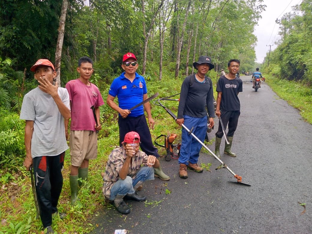 Kades Sungai Kijang Ajak Warga Gotong Royong Bersihkan Poros Jalan Desa