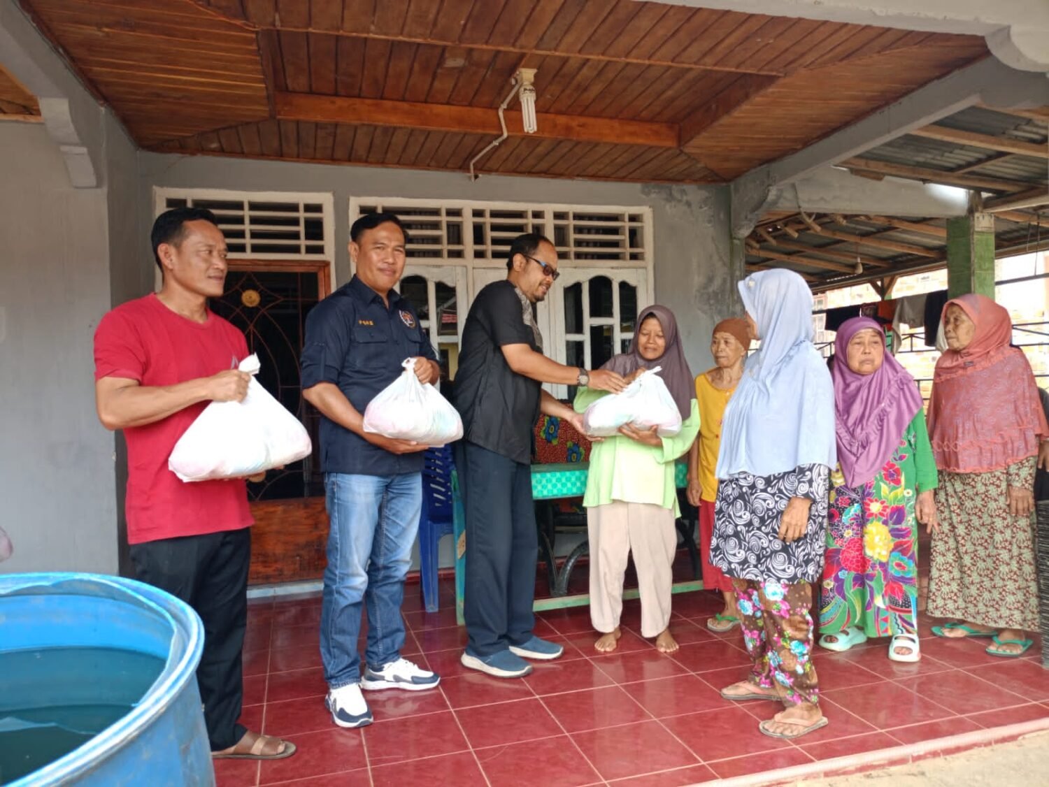 Safari Ramadhan, PWI Mura dan PT. Medco Bagikan Paket Sembako